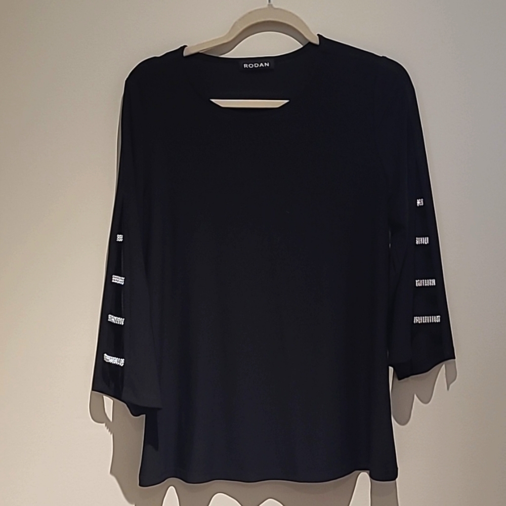โค๏ธNWOT Rhinestone Sleeve Detail